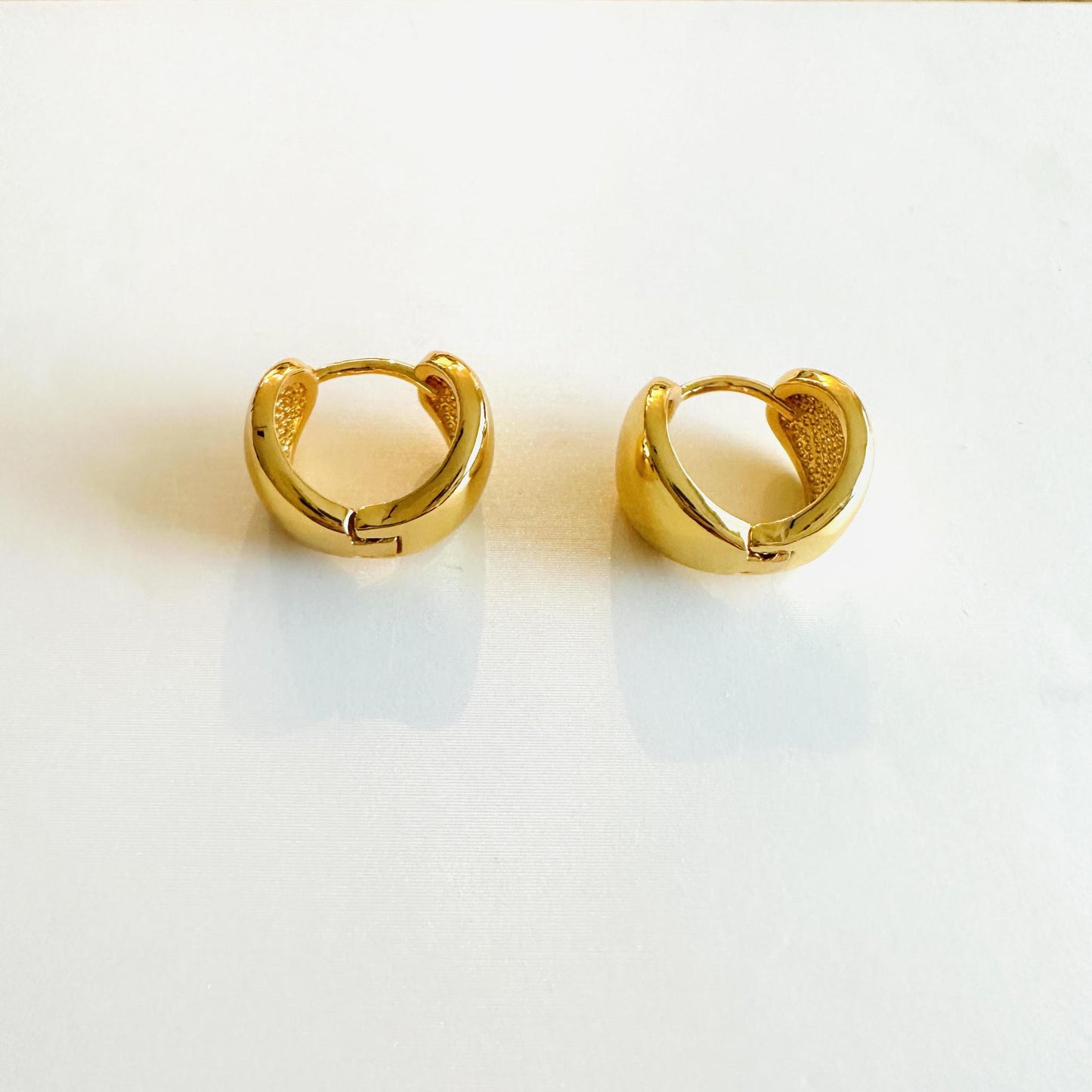 Chubby Huggie Earrings(gold)