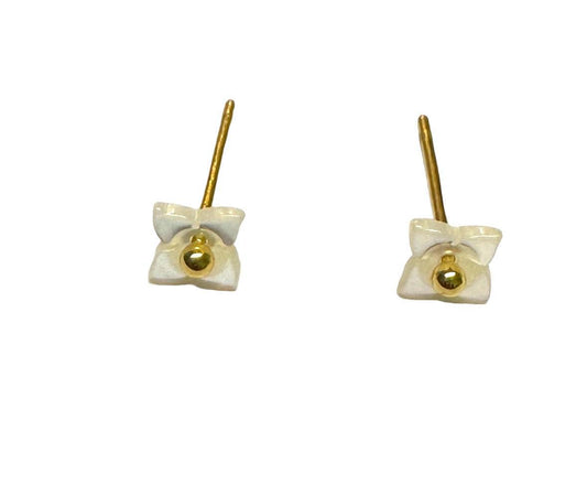 White flower studs