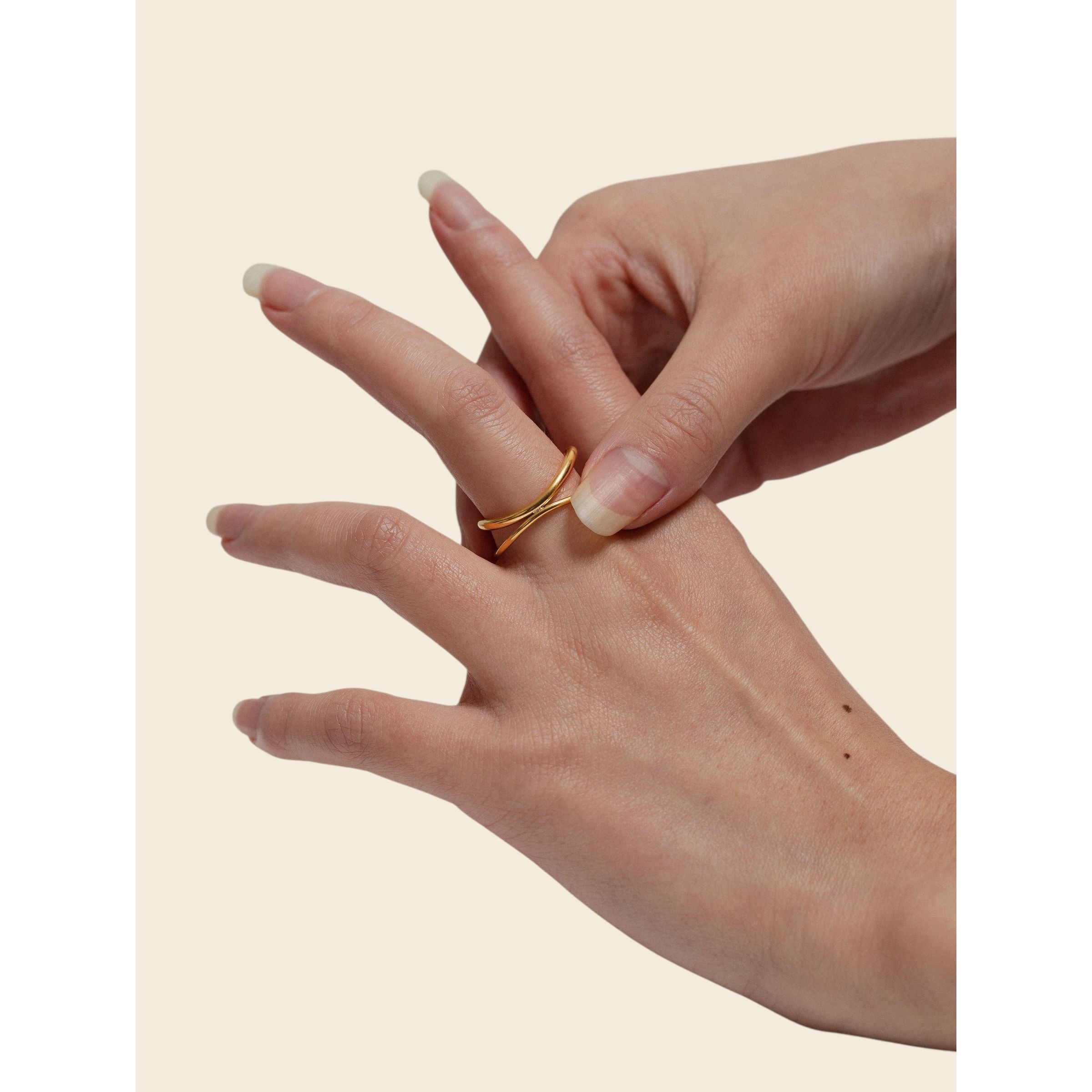 gold-tone Chunky Criss-Cross Ring - alternate view 2