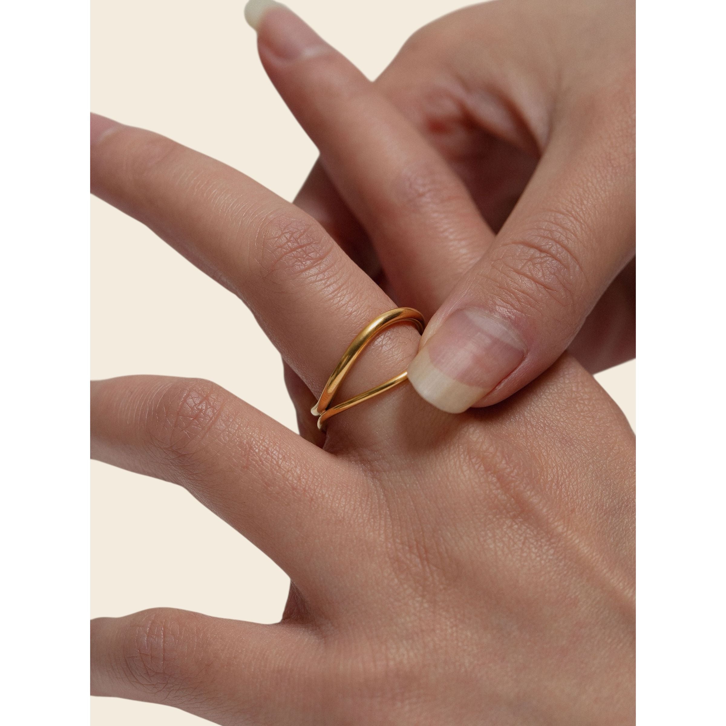 gold-tone Chunky Criss-Cross Ring - alternate view 3