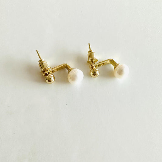 Pearl stud (with a gold dot)